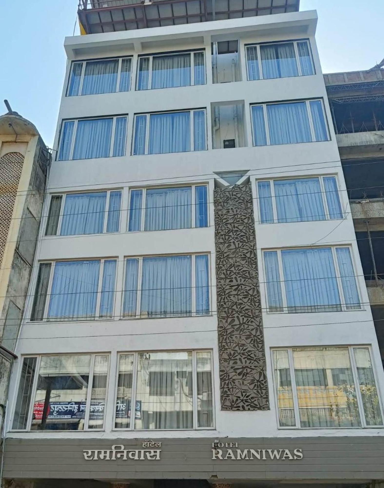 Hotel Ramniwas Jālgaon Exteriér fotografie
